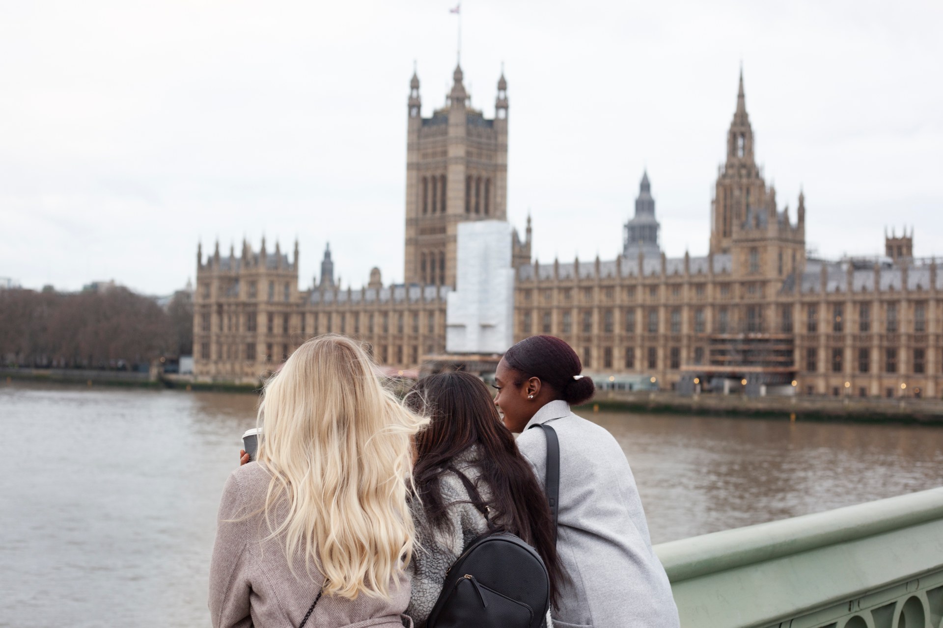Trzy młode kobiety nad Tamizą w Londynie, w tle Pałac Westminsterski